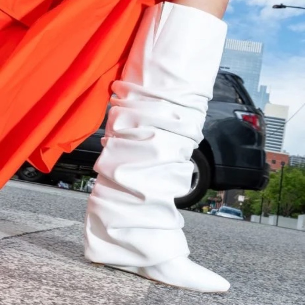 NEW AZALEA WANG ZUMMA WHITE RUCHED WEDGE BOOT - SIZE 9